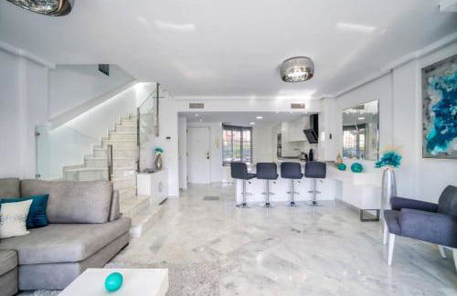 Marbella Luxury Home with Games Room & Sea Views - Photo 9