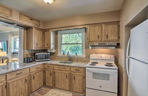 Lakefront Cottage with Fishing and Private Yard! - Foto 10