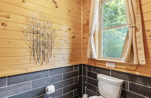 Romantic Cabin w Rain Shower & Spa Tub - Photo 28