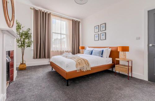 Immense Bright 5BR House near Kensington Olympia - Photo 1