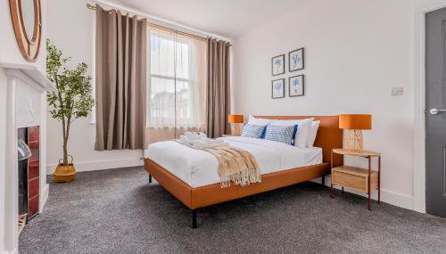 Immense Bright 5BR House near Kensington Olympia - Photo 1