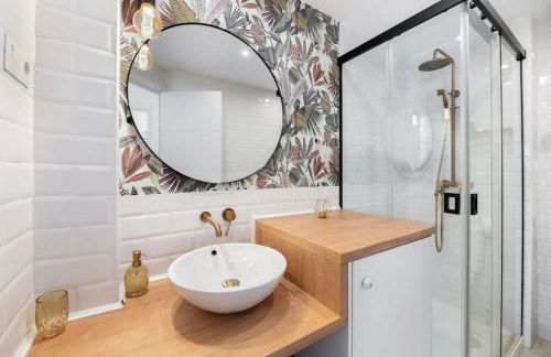 Urban Charm Rooftop Apartment with Vista - Photo 16