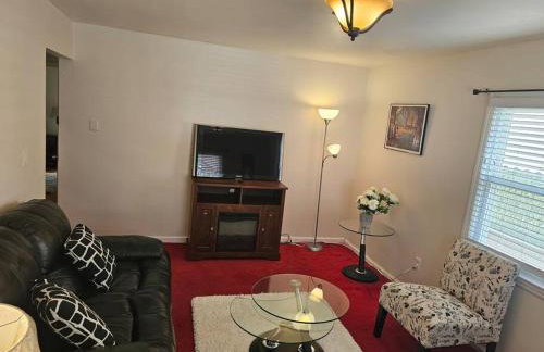 Comfy Getaway minutes from UBS Arena - Photo 2