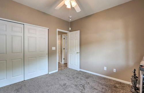 Lakefront Balcony and Pool Access Camdenton Condo - Foto 17