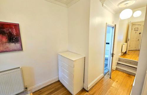 Lovely Ground Floor Home with High Ceiling and a Private Garden with Deck by Earl's Court Station - Photo 24