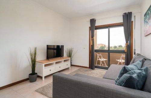 Sunny Cozy Flat w/ Terrace - São João - Foto 4