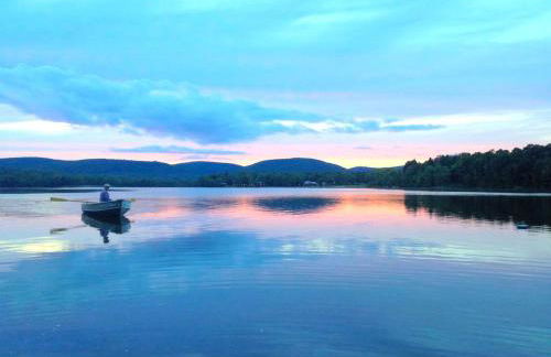 Charming Cabin with Serene Lake Views for a Family Getaway near Pittsfield, Massachusetts - Foto 12