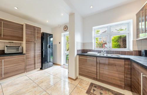Barnet Serviced Accommodation - Elegant 5-Bedroom Home, Just a 7-Minute Stroll from High Barnet Station - Book Your Stay Today!" - Foto 26