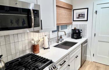 2026 Award Winner, Luxe 2BR, steps to sand & pier, with fire pit, AC and parking - Foto 24