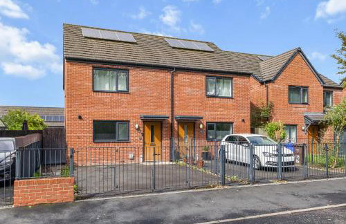 3 Bedroom house with 5 beds and Parking 18LW - Photo 29