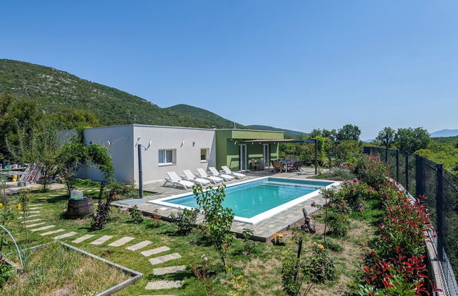 Villa Gariful - Sleeps 10 - Pool - Hottub - Petsok - Foto 1