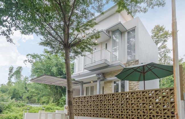 Calma Edelweiss Villa Lawang Malang - Photo 40