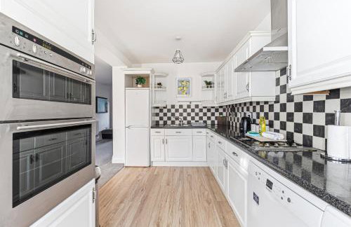 Loughton House - Central Location - Driveway Parking, Self-Check-In, Garden, Super-Fast Wifi and Smart TVs by Yoko Property - Foto 23