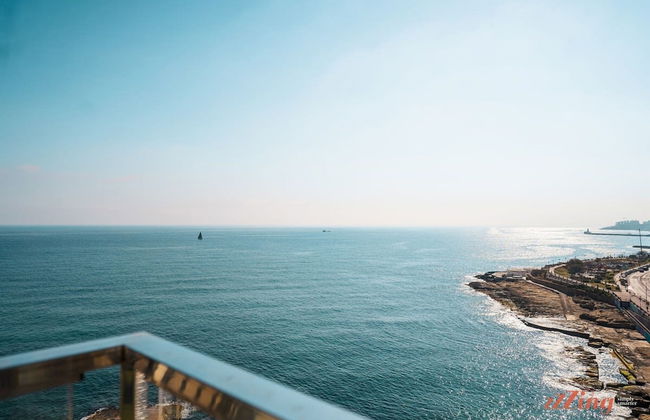 Gorgeous Seaviews From a Stunning Studio - Photo 5