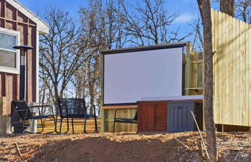 NEW! BEAR Necessities tiny home, outdoor theater! - Foto 44