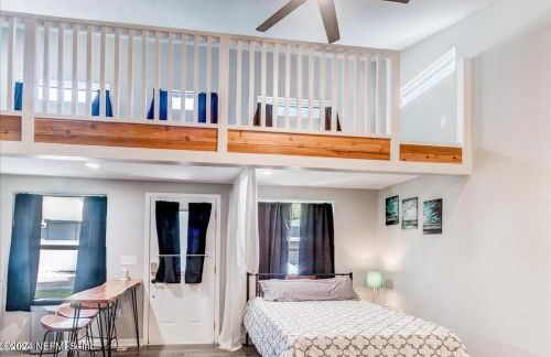 Sleek Jacksonville Gem Perfect for Two - Photo 2