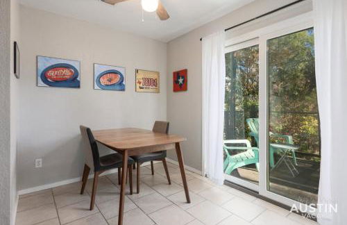 2 Miles to DT Updated Pet-Friendly Home for Four - Foto 9