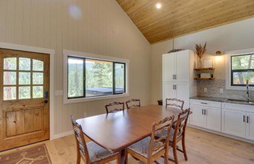 Lakeside Cabin Retreat with Private Hot Tub! - Foto 10