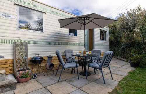 1 Bed Caravan Sleeps 2 -Dog Welcome -Free Parking - Photo 7