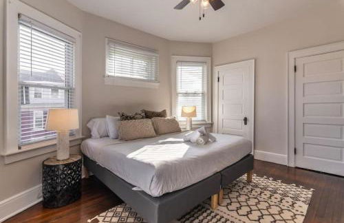 Deluxe 6 Bedroom 3 Min to Downtown w 2-car Driveway - Foto 39