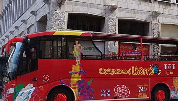 L'autobus turistico di Livorno visto dall'esterno