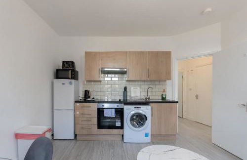 2 Bedroom Flat in the heart of Southend Sleeps 6 - Pass the Keys - Foto 4