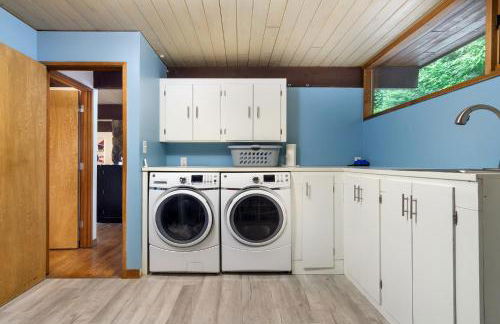 Retro Metro Deck House MCM Gem with Hot Tub & Spectacular Views! - Foto 31