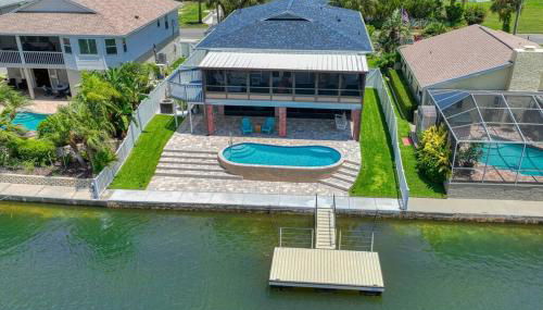 Waterfront home with pool and gameroom! - Foto 2