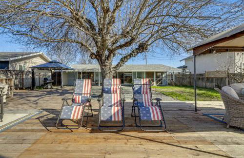 Clear Lake Gem on Canal with Dock Dogs Welcome! - Foto 31