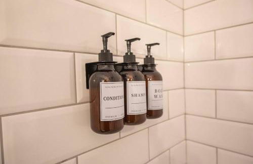 Centrally Located Cozy Modern Home in Bethel - Foto 43