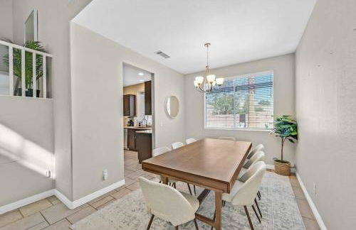 Stunning 4BR Getaway w Pool, Hot Tub, & Firepit - Foto 12