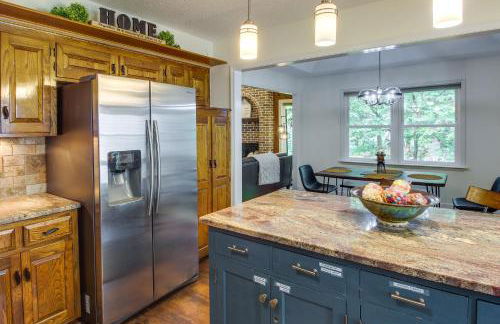 Overland Park Home with Fenced-In Yard and Gas Grill! - Foto 10