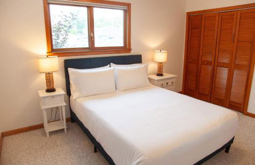 Katies Cottage Lakefront Stay with Hot Tub and Kayaks - Foto 17