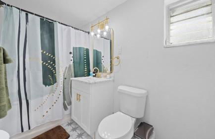 Modern-Retro Themed Home Close to Coffee + Food! - Foto 4