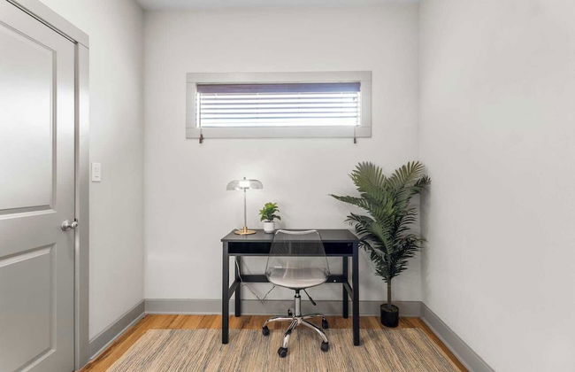 Chic & Homey 3BR Close to Downtown - Photo 14