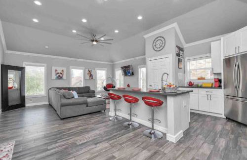 Prolific Red Luxe: Private Deck + Stylish Living - Photo 29