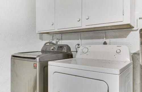 Near Beaches Pet-Friendly Sunrise Escape with Patio - Foto 24