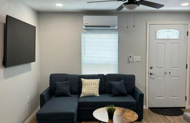 Lovely unit central location - Photo 13