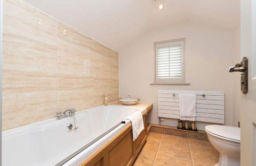 Hot Tub Free Parking 5 Bedroom Large Space - Photo 24