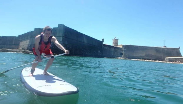 Stand-up paddle le long de la côte de Lisbonne