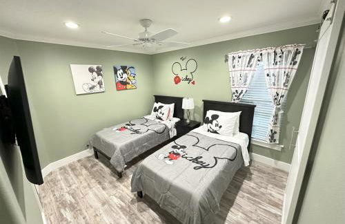 BRAND NEW! Lakefront 9BR Pool Hot Tub Outdoor Kitchen BBQ Theater 2 miles Disney - Foto 13