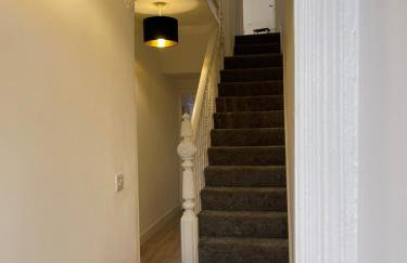 Neath, South Wales Getaway - 4 Bedroom Home -7 Guests - Free Parking - Foto 21