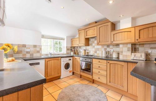 Charming 3BR Cottage Near Windsor and Sights - By Tempstay - Foto 8