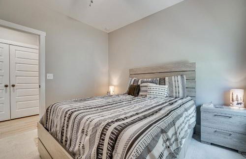 Hot Tub and EV Charger Helen Getaway with Views! - Photo 24