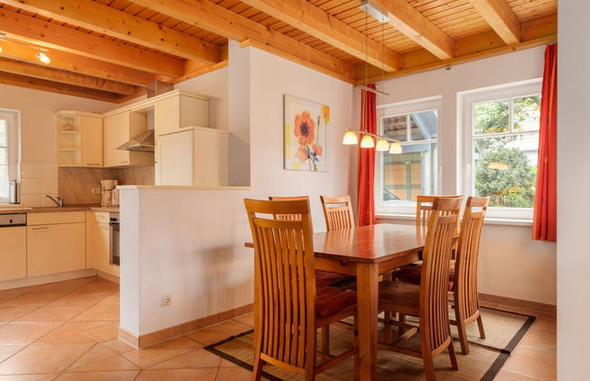 Cozy Holiday Home with Wood Burning Stove near Water - Foto 9