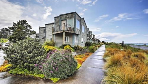 Waterfront Oregon Abode with Balcony and Ocean Views! - Foto 2