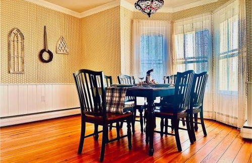 Charming Farmhouse w King Bed Hot Tub & EV Charger - Foto 17