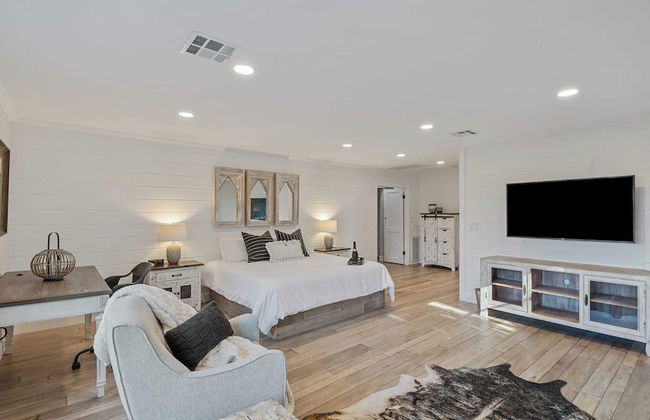 Hidden Oaks Farmhouse by Avantstay Hot Tub, Deck - Foto 24