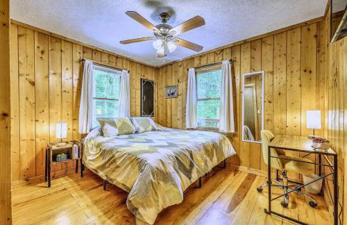 Peak-a-Blue Cabin - Watch Movies from Hot Tub, Mountain View, Bigfoot Bunker Game Room, Fire Pit, Oversized Deck, Screened-in Porch - Foto 34