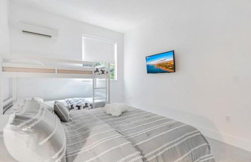 Up to 12 Guests! Modern villa near Wynwood - Photo 19